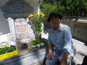 Bên mộ Tôn Thất Văn, Huế 2011